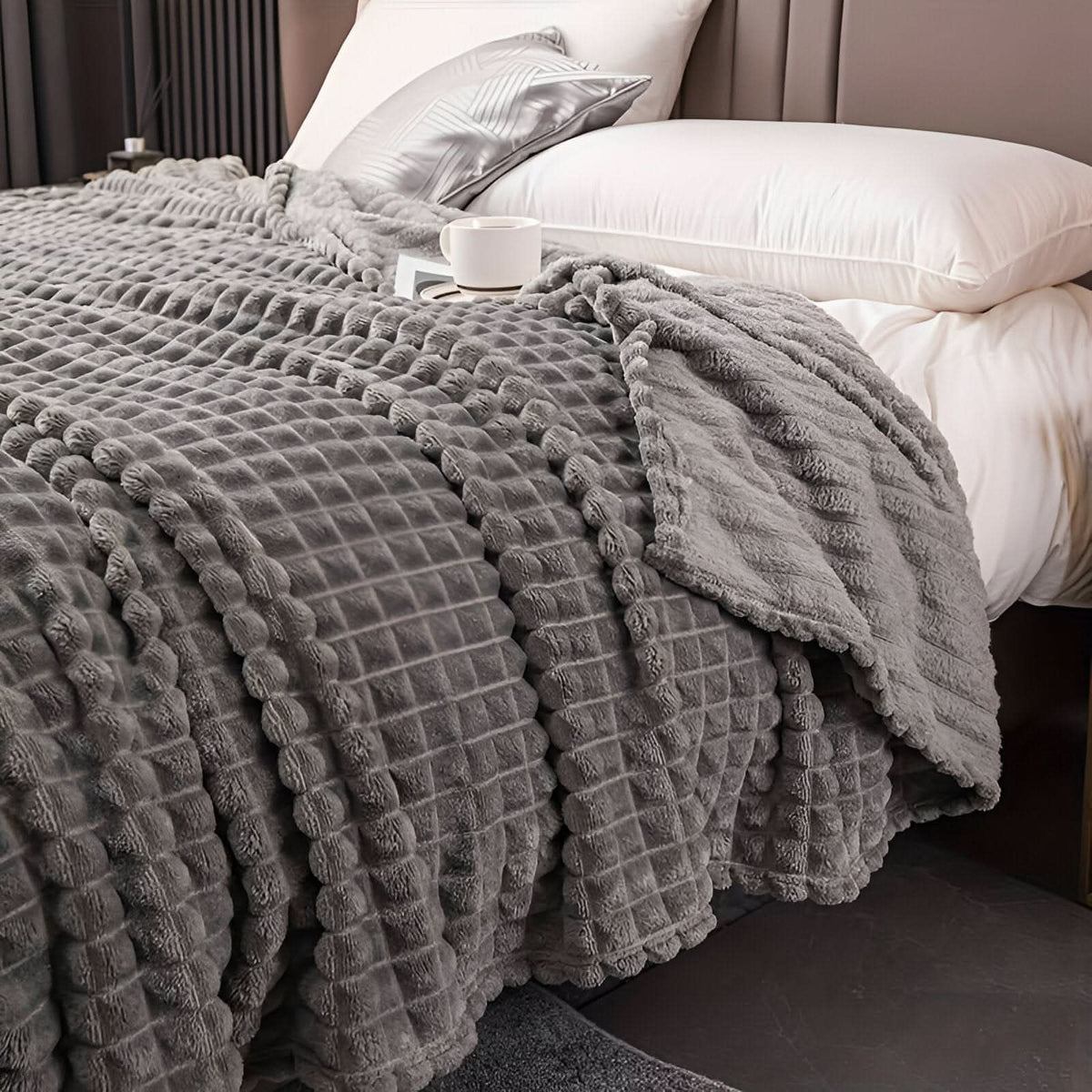SOFTRELIEF – Lightweight Textured Blanket for Inviting Home Comfort