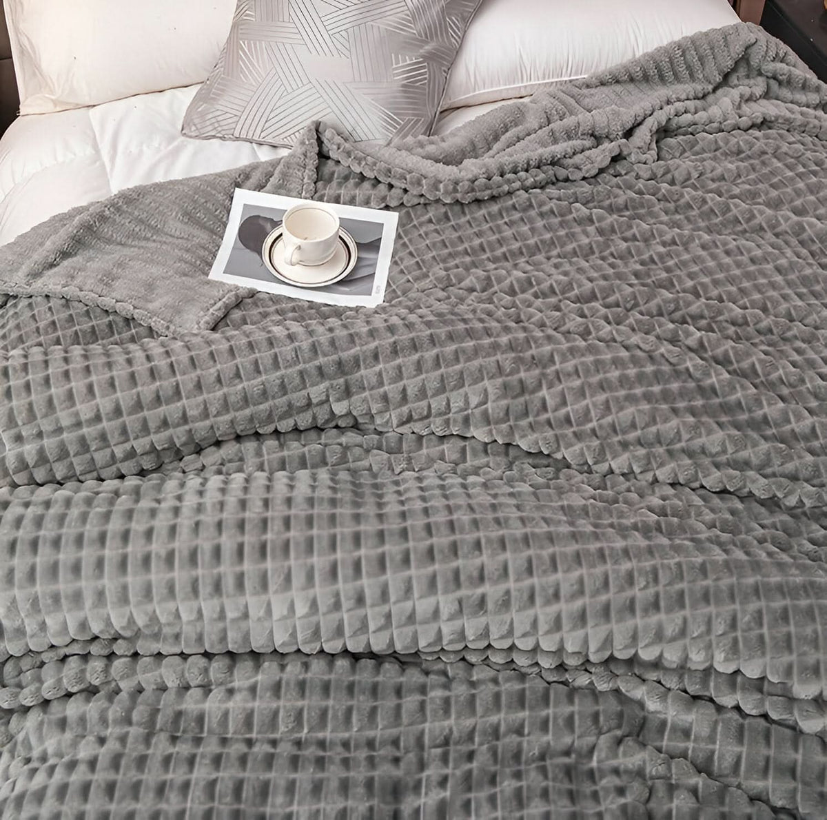 SOFTRELIEF – Lightweight Textured Blanket for Inviting Home Comfort