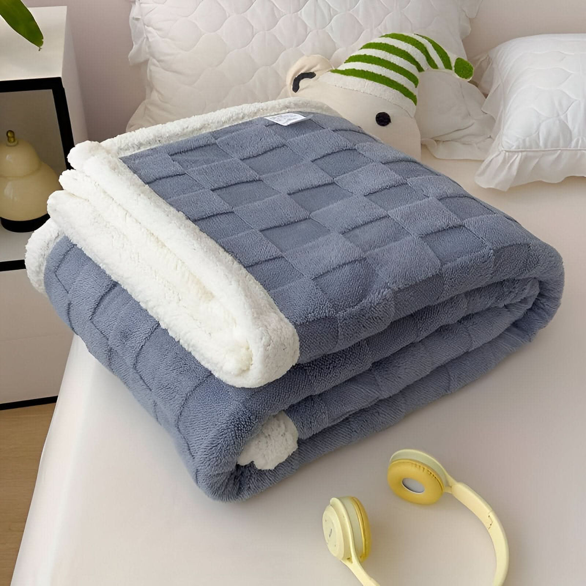 FLIPNEST – Reversible Blanket for Cozy Warmth