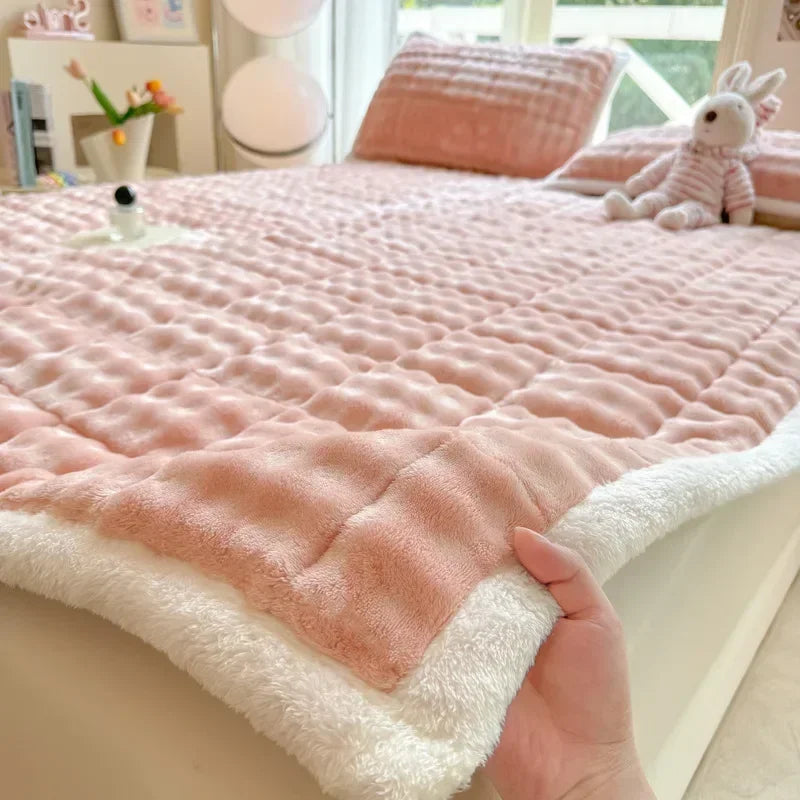 COZYTATAMI – Warm Foldable Mattress Cover Plush Comfort