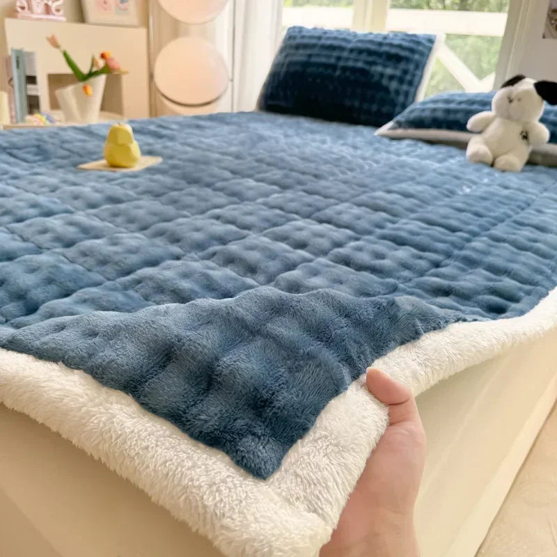 COZYTATAMI – Warm Foldable Mattress Cover Plush Comfort