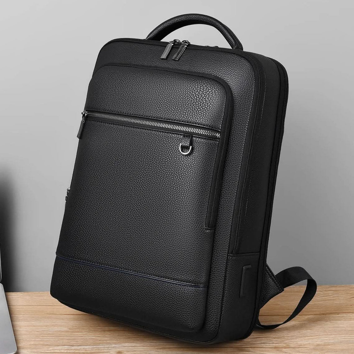 URBANVAULT – Intelligent USB Backpack for Work and Everyday Travel 5