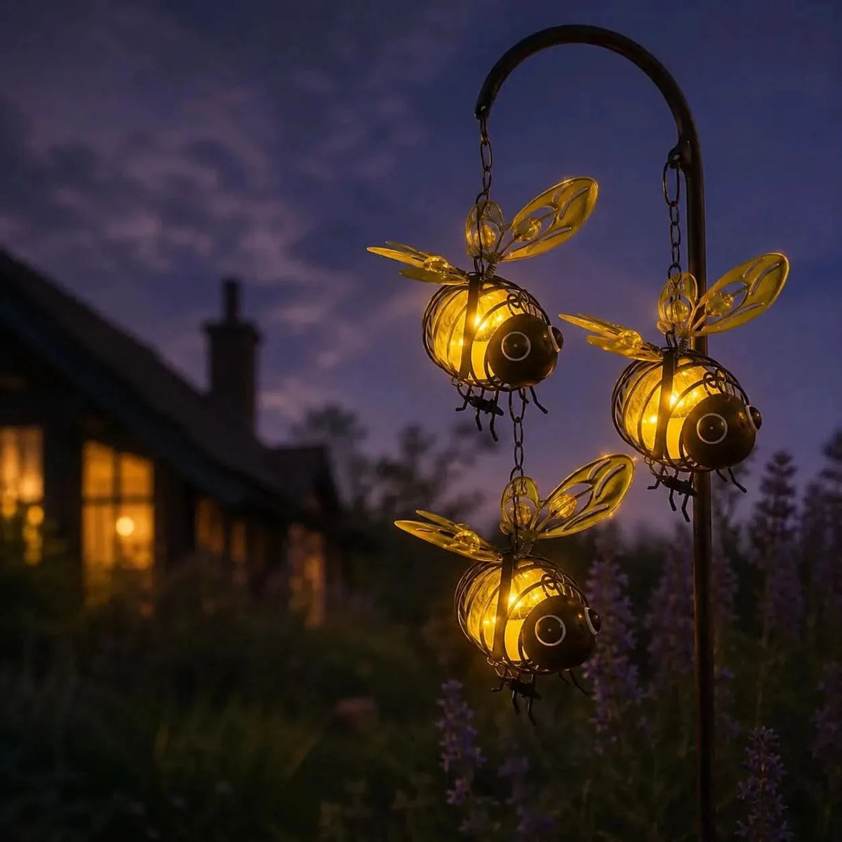 SUNHIVE – solcellelampe med hængende bi til stemningsfuld belysning i haven